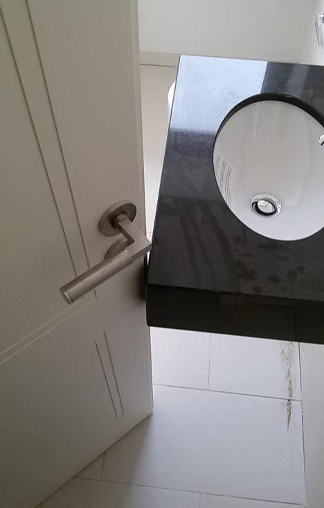 Типичные ошибки ремонта: тёмный пол, глянцевые фасады, открытые полки